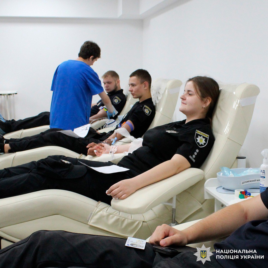 Харківські правоохоронці здали донорську кров, щоб врятувати людські життя